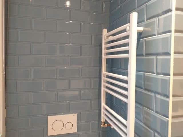Reformas en bilbao - Instalación en baño de colgador eléctrico